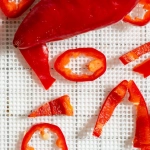 Яркая мексиканская игра Hot Chilli с красным перцем и праздничной атмосферой